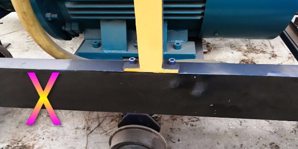 混凝土泵在進行泵送前，水泥砂漿注入料斗后為何要先進行反向攪拌？